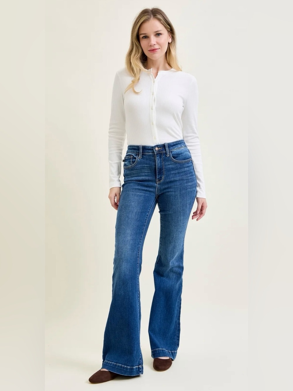 Judy Blue Mid-Rise Flare Jeans in Medium Blue Wash